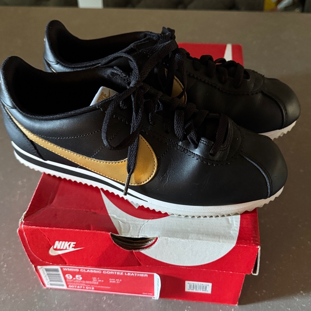 ❌ Nike Classic Cortez Sz. 9.5 Black/Gold